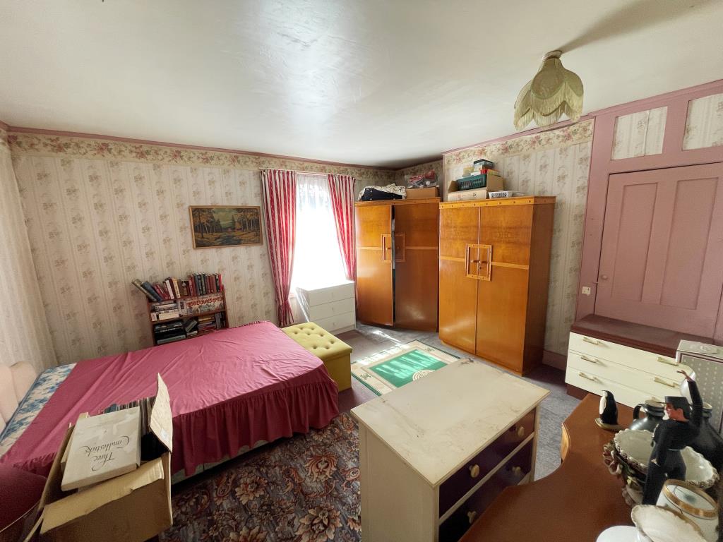Lot: 111 - END-TERRACE HOUSE FOR IMPROVEMENT - Bedroom Three